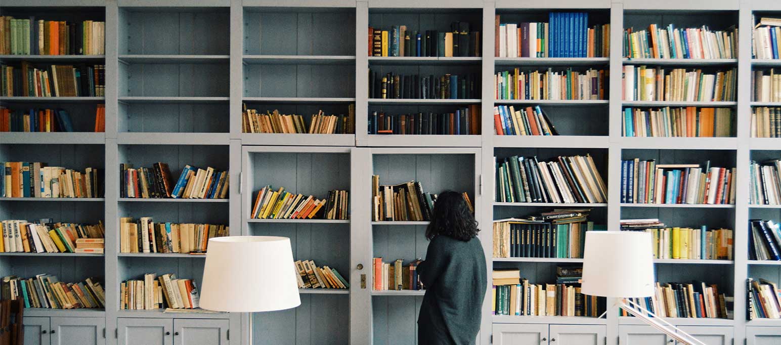 Bookshelf Décor: Accessorize Like a Pro