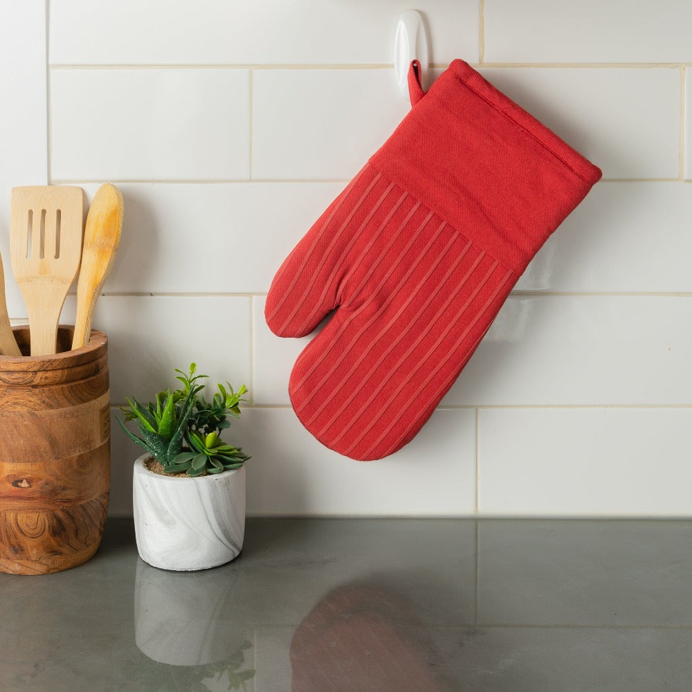 Premium Solid Oven Mitts Lifestyle Red